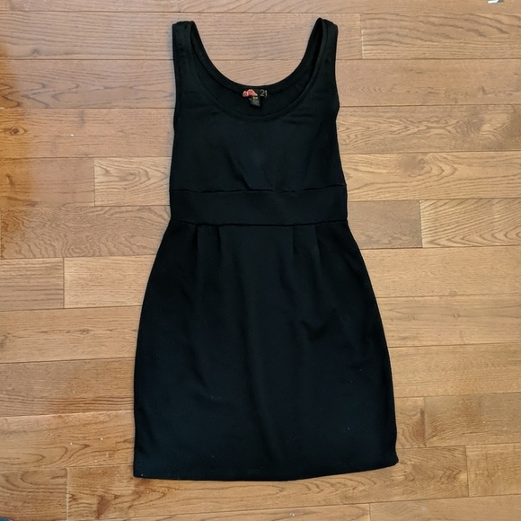 Forever 21 Dresses & Skirts - Super flattering Black casual tank dress